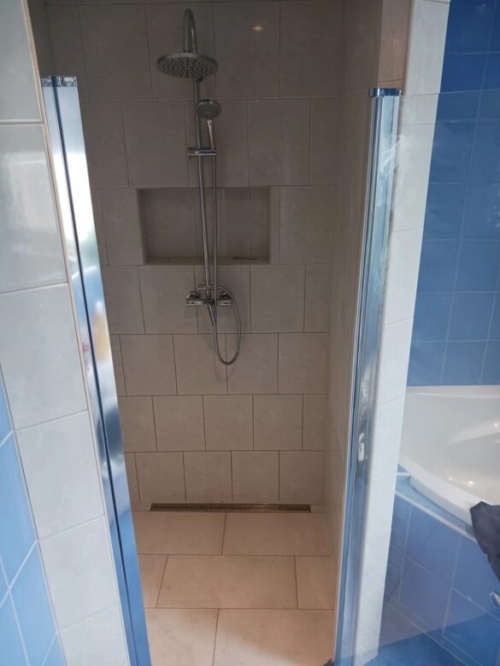 Radovesnice - Kompletní dodávka zednických a instalatérských prací výměna sprchového koutu